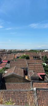ホイアン旧市街の屋根と青空 ホイアン旧市街の屋根と青空 ホイアン,ベトナム,旧市街の写真素材