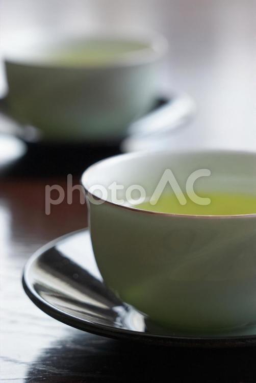 テーブルの上に置かれたお茶 リラックス,お茶,茶葉の写真素材