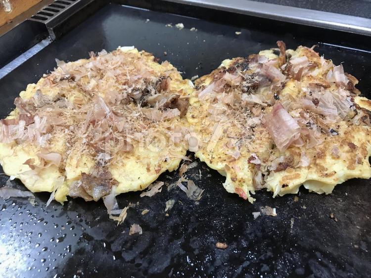 お好み焼きを作っている フード,夕食,昼食の写真素材
