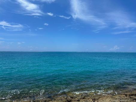青空と青い海、沖縄、夏の海、白い波 青空と青い海、沖縄、夏の海、白い波 空,自然,風景の写真素材