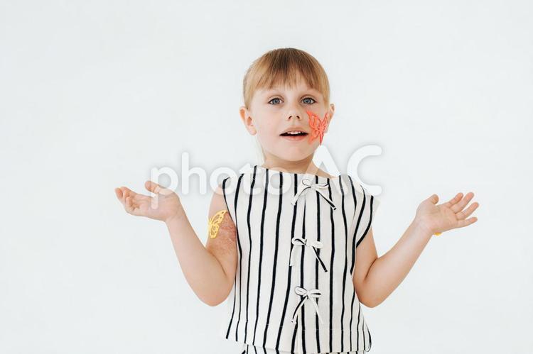 両手を広げカメラ目線でポーズする女の子 女の子,ポーズ,驚くの写真素材