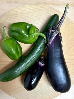 採れたてふぞろい野菜/縦 採れたてふぞろい野菜/縦 キュウリ,ナス,ピーマンの写真素材