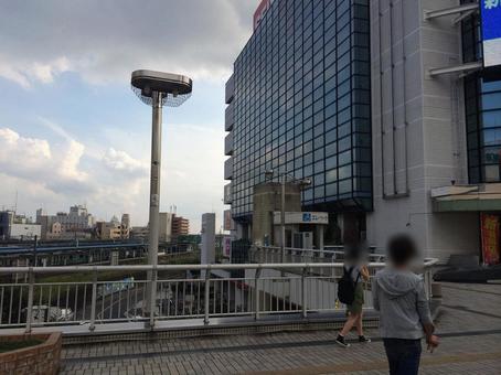 取手駅のペデストリアンデッキ通路と街並み リボンとりで,ビル,街並みの写真素材