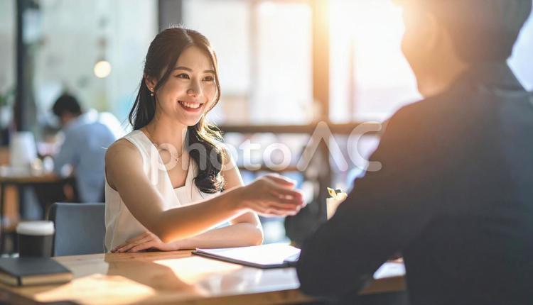 商談風景　顧客に提案する女性会社員 ビジネスウーマン,女性,セールスの写真素材