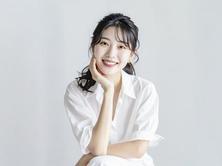 ほおづえをつく若い日本人女性 生成AI ほおづえをつく若い日本人女性 生成AIの写真