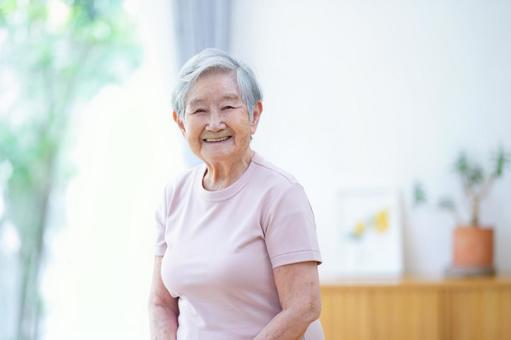 微笑む半袖のおばあちゃん 女性,笑顔,立つの写真素材