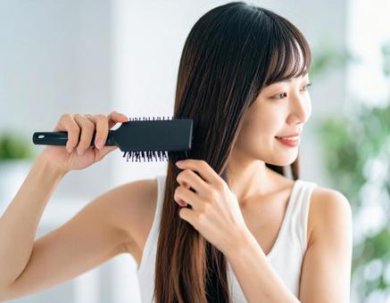 ヘアケア中の女性の写真