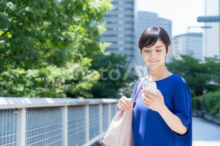 オフィス街で働く若いビジネスウーマン ビジネスウーマン,ビジネス,女性の写真素材