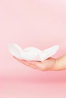 手のひらに乗せた羽つき生理用ナプキン 生理,月経,手の写真素材