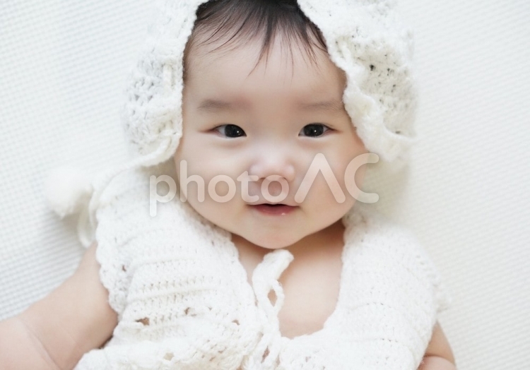 穏やかな表情の赤ちゃん 赤ちゃん,微笑む,乳児の写真素材