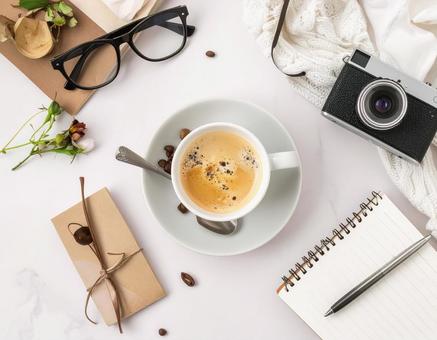 テーブルの上のコーヒー テーブルの上のコーヒーの写真