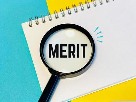 merit の文字と虫眼鏡 merit の文字と虫眼鏡の写真