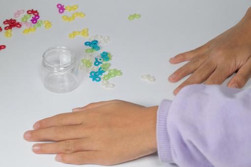 カラフルなビーズで遊ぶ子供の手 ビーズ,手,子供の写真素材