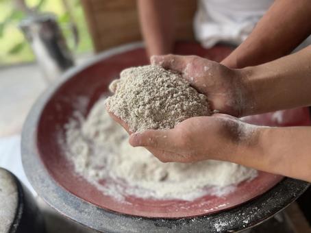 蕎麦粉 手元 蕎麦粉 手元 蕎麦打ち体験,蕎麦打ち,そば打ちの写真素材