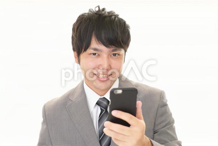 スマホを持つ男性 スマホを持つ男性 スマホ,スマートフォン,ビジネスの写真素材