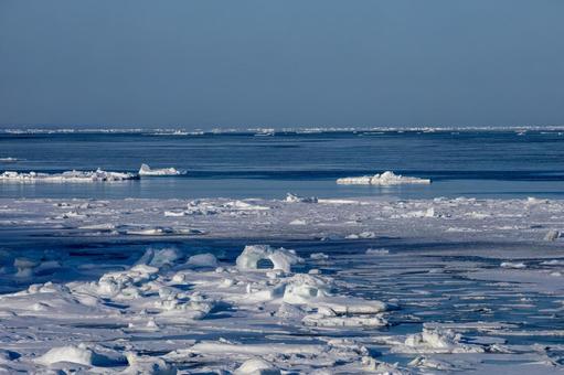 海を流れていく流氷 海を流れていく流氷 流氷,漂う,氷塊の写真素材