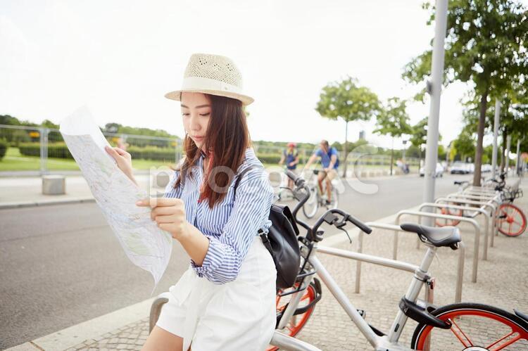 地図を見る海外旅行中の女性39 海外旅行,女性,日本人の写真素材