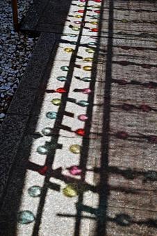 地面に映る七色の風鈴 風鈴,虹色,色とりどりの写真素材