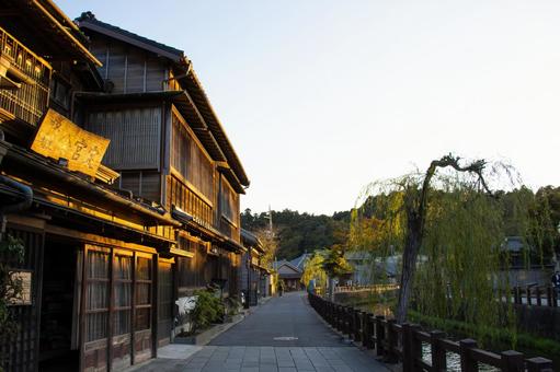 夕日が差す レトロな水郷の町並み 夕日が差す レトロな水郷の町並み 小江戸,レトロ,古民家の写真素材
