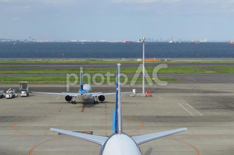 羽田国際空港　飛行機と滑走路 羽田国際空港,滑走路,旅客機の写真素材