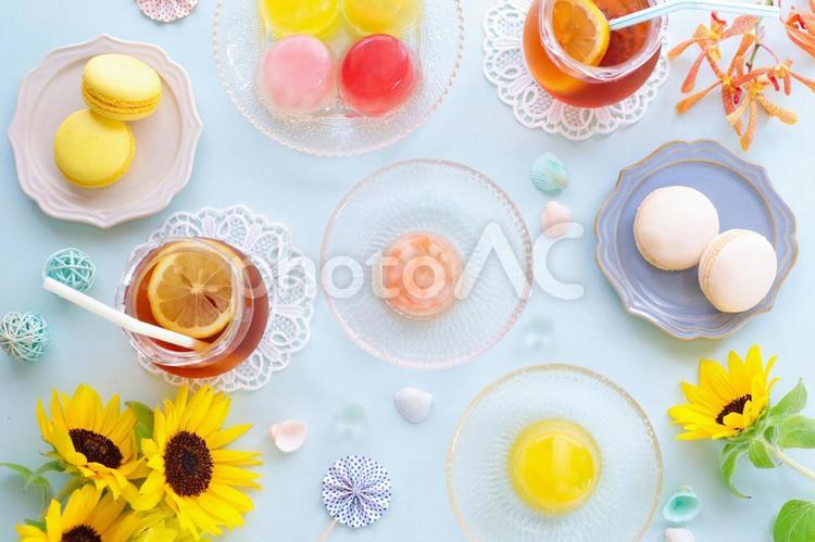ひんやり夏のティータイム ティータイム,ゼリー,マカロンの写真素材
