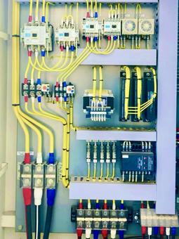 電気制御盤の中 電気制御盤の中の写真