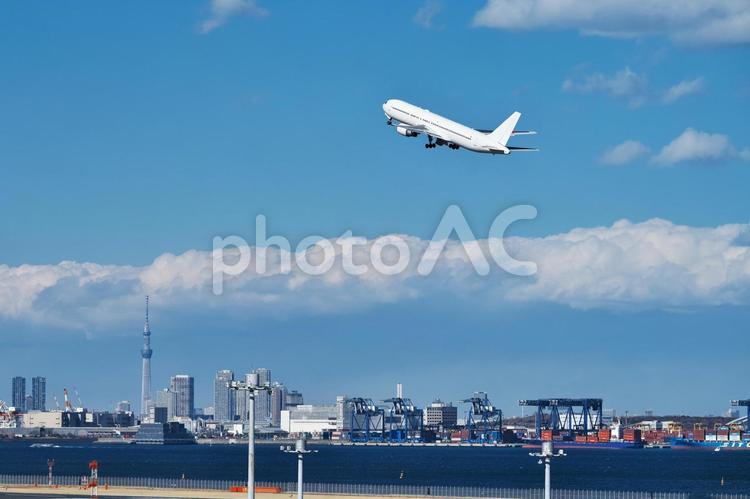 羽田空港C滑走路を離陸したB767 羽田空港,c滑走路,飛行機の写真素材