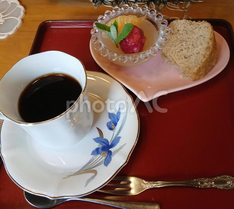 コーヒーとデザート～バナナケーキ、寒天 バナナケーキ,デザート,冷凍いちごの写真素材