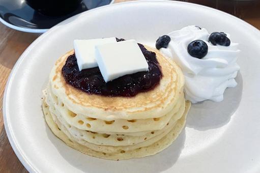 ブルーベリーのパンケーキ ホットケーキ,パンケーキ,生クリームの写真素材