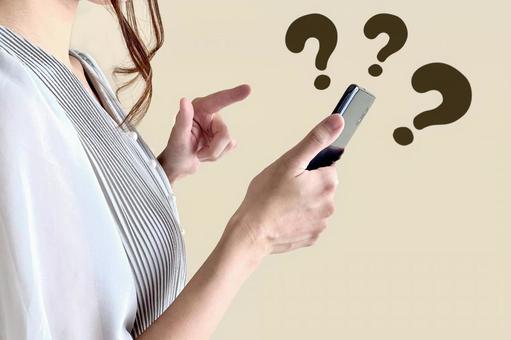 スマホがわからない女性 スマホ,女性,疑問の写真素材