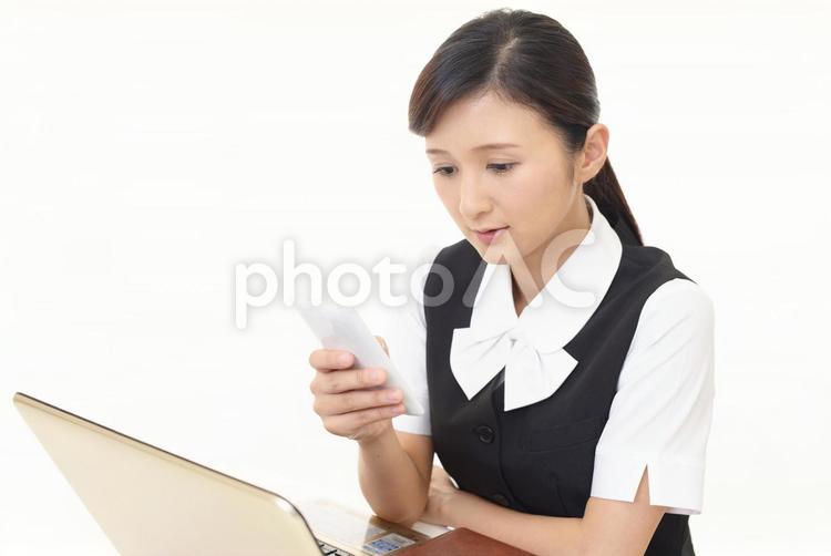 スマートフォンを持つビジネスウーマン 女性,スマホ,スマートフォンの写真素材