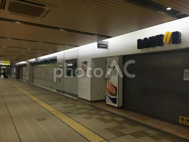 台風でシャッター街 地下鉄道,空港,駅の写真素材