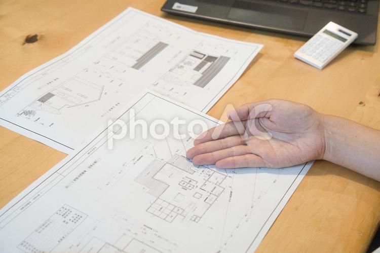 マイホームの間取の説明をしている営業マン マイホーム,家づくり,家の購入計画の写真素材