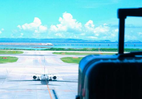 空港とキャリーケース① 空港とキャリーケース①の写真