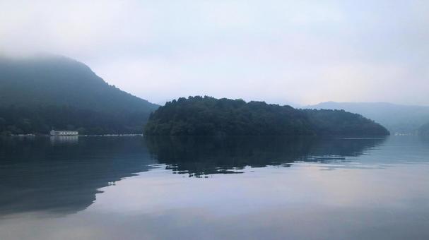 芦ノ湖畔より箱根恩賜公園方面を望む 芦ノ湖畔より箱根恩賜公園方面を望むの写真