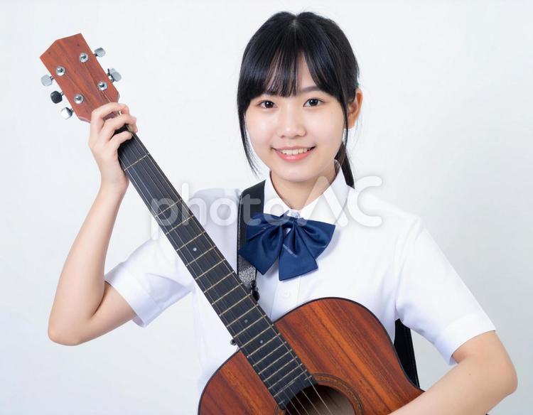 ギターをもつ生徒 女の子,ギター,高校生の写真素材