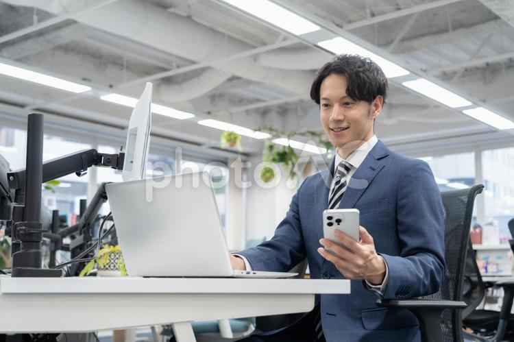 オフィスで仕事をする若いビジネスマン ビジネス,ビジネスマン,エンジニアの写真素材