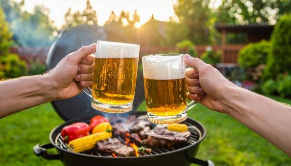 ビールで乾杯するバーベキュー ビールで乾杯するバーベキューの写真