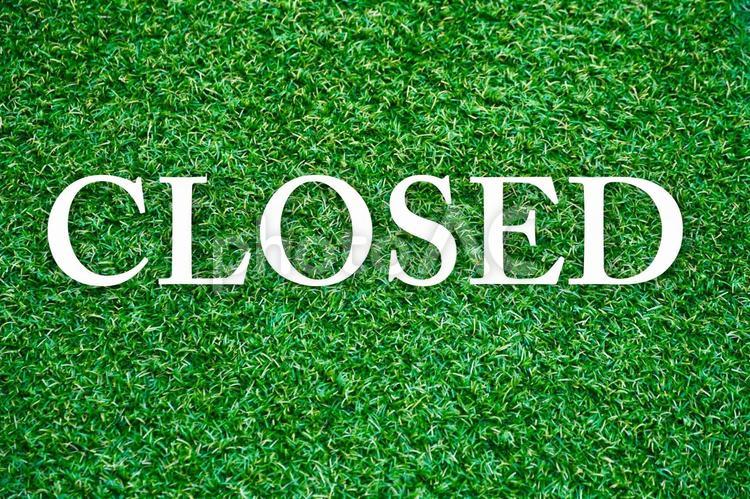 CLOSED　人口芝に文字 closed,クローズ,閉店の写真素材