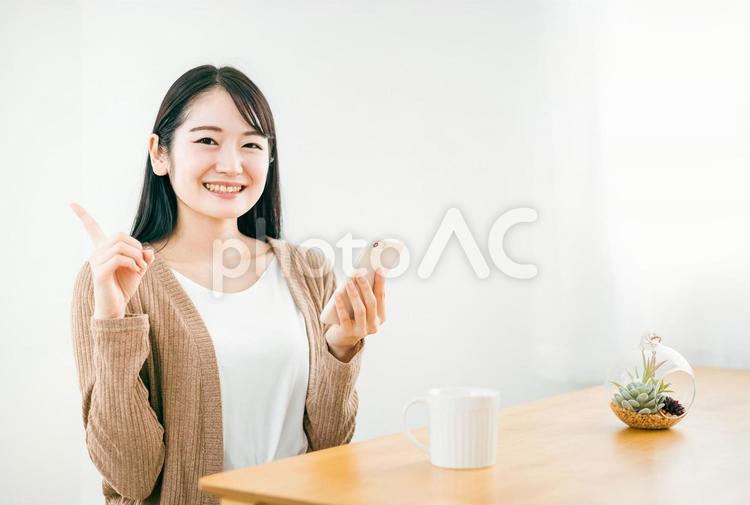 家でスマホを使う日本人女性 スマホ,スマートフォン,笑顔の写真素材