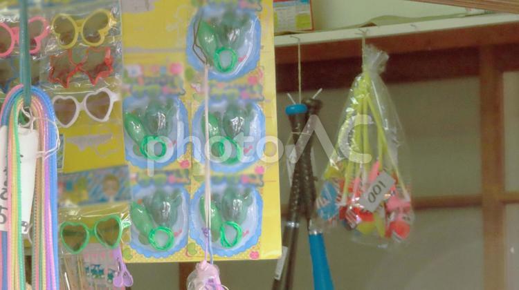 レトロなおもちゃが吊るされた古い駄菓子屋 駄菓子屋,昭和,レトロの写真素材