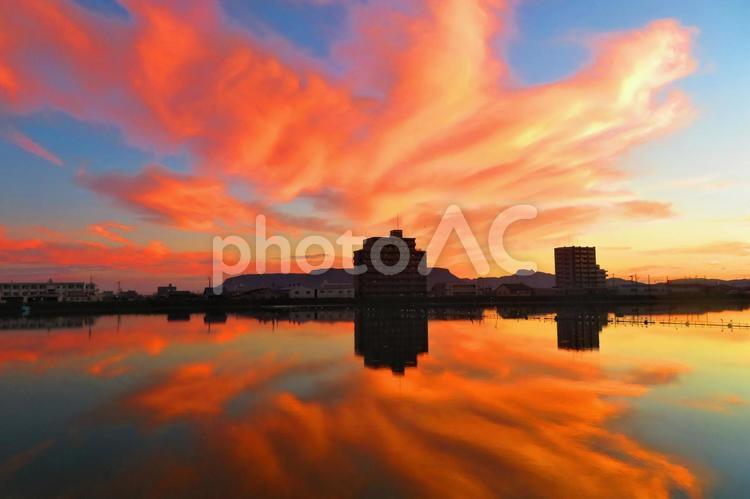 １０月上旬の高松市大池からの朝焼け雲  背景,雲,朝焼けの写真素材