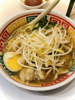 もやしたっぷりのラーメン 食べ物,野菜,外食の写真素材