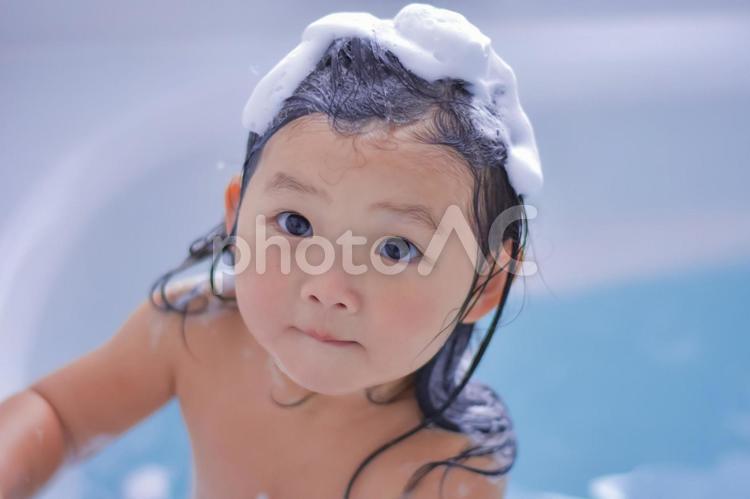 楽しいお風呂タイム お風呂,笑顔,子供の写真素材
