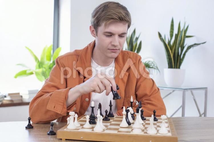1人でチェスをする男性1 男性,チェス,ボードゲームの写真素材