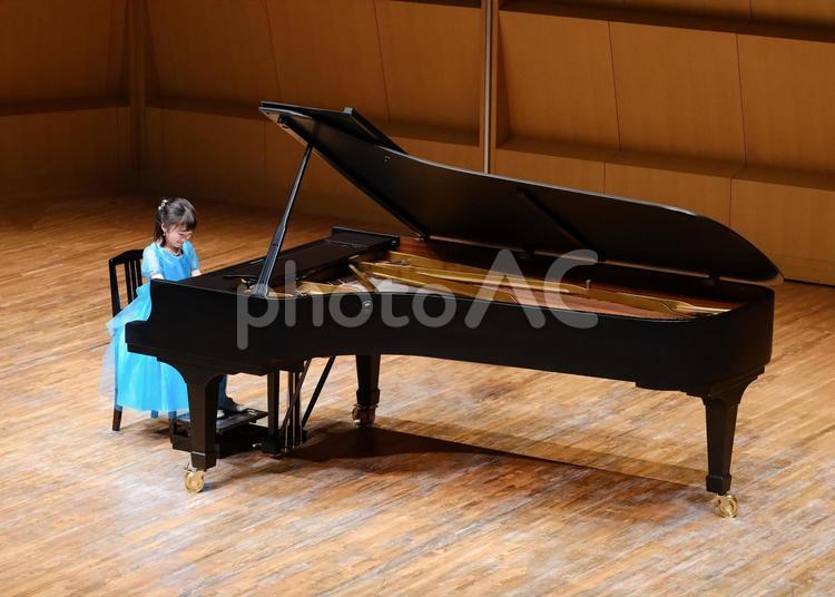 ピアノ発表会の水色ドレスの女の子 ピアノ発表会,発表会,女の子の写真素材