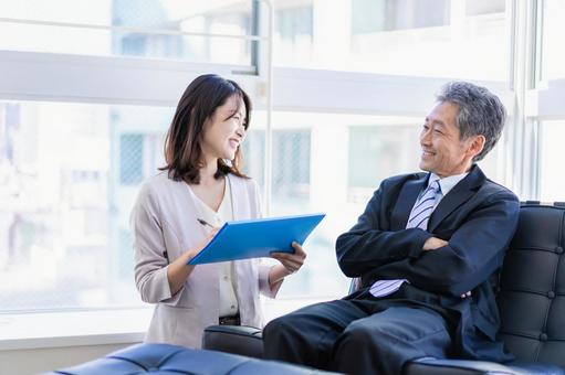 社長室で打ち合わせをする社長と秘書 相談,男性,政治家の写真素材