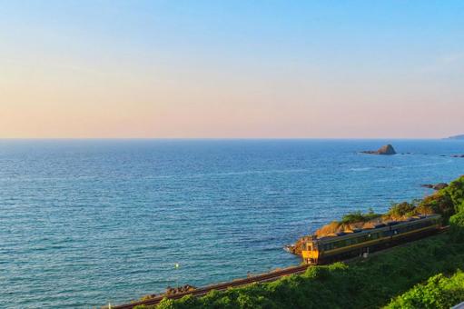 【島根県】海岸線を走るスーパーおき 【島根県】海岸線を走るスーパーおき 三保三隅,折居,海岸線の写真素材