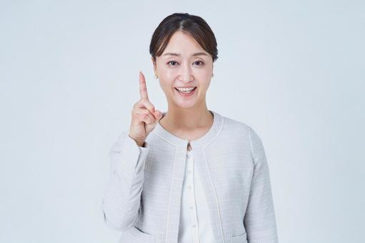 案内や指摘のポーズをするビジネスウーマン 案内や指摘のポーズをするビジネスウーマン 案内,受付,プレゼンテーションの写真素材