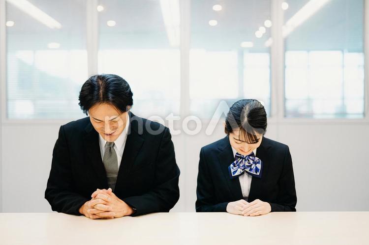お辞儀をするビジネスシーンの男女（質屋） 鑑定士,質屋,白手袋の写真素材